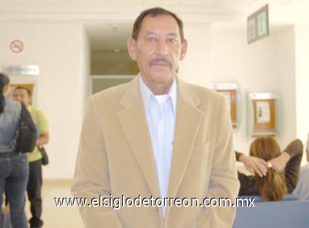 13112006
Cuahtémoc Quintero viajó con destino a la ciudad de Bogotá