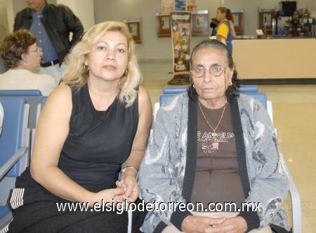 13112006
Juana de Guerrer y Virginia Guerrero viajaron a Los Ángeles