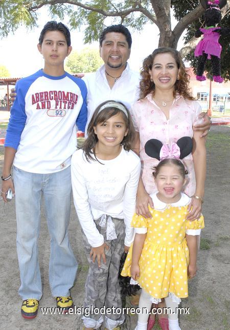 15112006
Francisco Castro Guerrero celebrará su octavo cumpleaños acompañado por sus papás, Érika Guerrero Trejo y Francisco Castro Vázquez y su hermanita, Elvia Yazmín.
