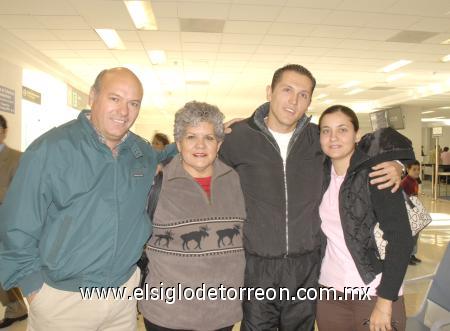 15112006
Eduardo, Argentina y Eduardo Fernández y Eyeni Babún viajaron a Bolonia.