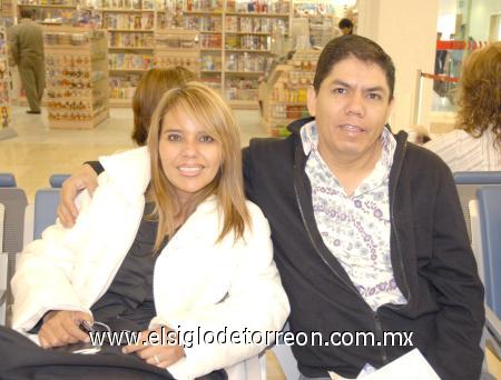 15112006
Irma Ortiz Samara y Alfredo Sánchez viajaron con destino a Wisconsin.