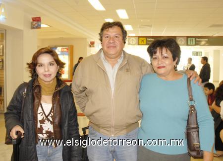 15112006
María Cristina Morales, Luis Adolfo Gálvez y Elizabeth Bello llegaron del DF.