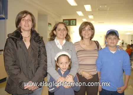 16112006
Lorena de Cabalanes, Elvira de Bello, Sory de Garza, Mary José y Diego Garza viajaron al DF.