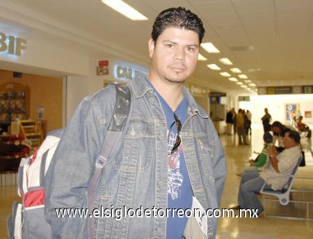 16112006
Román Solís viajó con destino a la ciudad de Hermosillo, Sonora.
