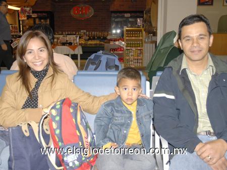 16112006
Sandra Magaña, Emiliano y Joaquín Rodríguez viajaron con destino a Ixtapa.