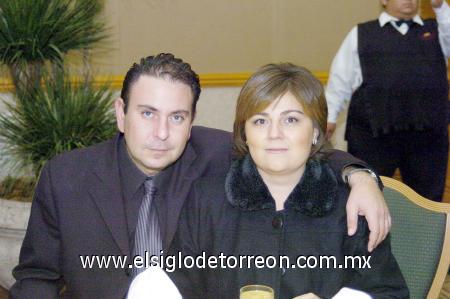 17112006 
Jesús González y Ana Cecilia Ulloa de Gonzàlez, en reciente festejo.