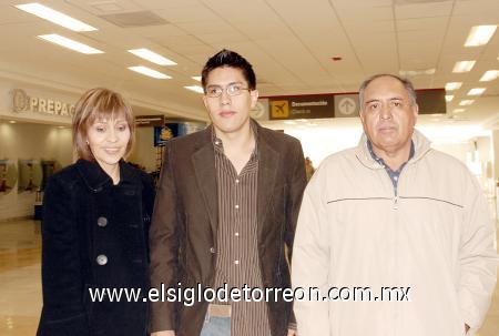 17112006 
Isabel de Contreras, Luis Javier y Gildardo Contreras viajaron al DF.