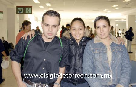 17112006 
Guillermo Ibáñez, Ana Flor Ibáñez y Diana Mota viajaron a Canadà.