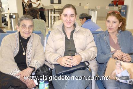 20112006
Carlota Núñez, Liliana de Anaya y Blanca Magallanes viajaron a Tijuana.