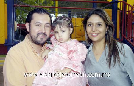 19112006 
Héctor, Valeria y Rocío Cabrales.