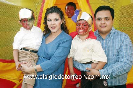 19112006 
Los pequeños Alejandro y Jorge Ávila Sotelo celebraron sus respectivos cumpleaños, con un convivio infantil que les organizaron sus papás.