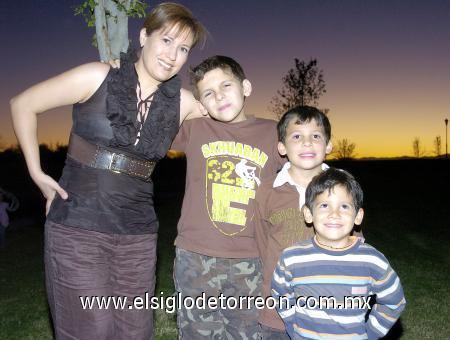 19112006 
Marcela Palacios de Echeverría con sus hijos Víctor, Andrés y Pablo.