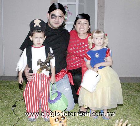 19112006 
Pablo Araluce Cueva y Ángela Araluce Rodríguez fueron festejados por sus padres, Laura y Eduardo.
