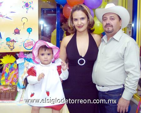 19112006 
Sheila junto a sus papás, Anselma García