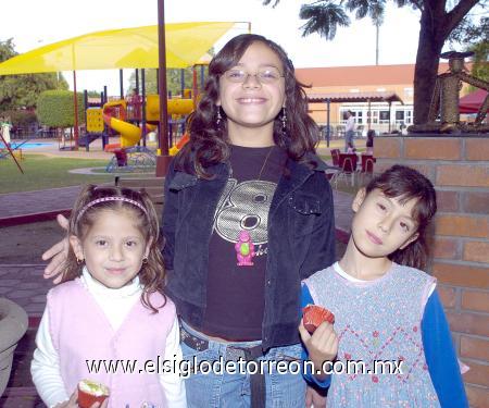 19112006 
Sofía y Estefanía García Arias y Aneth Michelle Arias, en pasado festejo infantil.