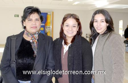 19112006 
Norma Alanís, Perla Guerra y Laura Karo viajaron al DF.