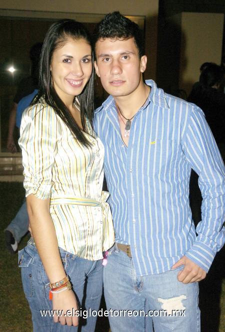 22112006
Dayana Kort y Roberto Massa.