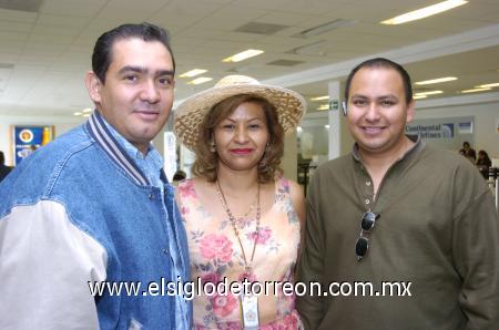 21112006
Ángela Montes viajó a Cancún y la despidieron Iván y Rafael Alvarado.