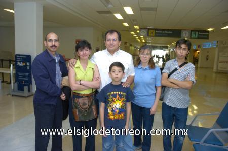 21112006
El señor y la señora Solís viajaron a México y los despide la familia Sánz.
