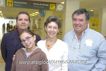 21112006
Jorge Cravioto y Ángeles de Cravioto viajaron a México y los despidieron Homero del Bosque y Aranzta Zugasti.