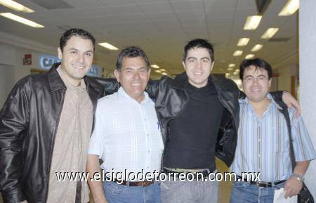 22112006
Salvador Romo y Orlando Alejandre viajaron al DF, los despidieron Alfredo y Emilio.