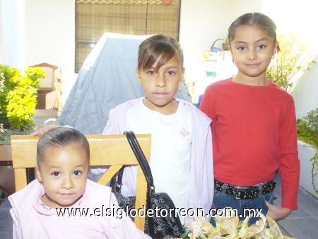 23112006
Karol Ventura, Victoria Isabel Ríos y María José Ríos.L