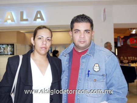 18112006 
 Moisés García y Leticia Encino viajaron con destino a Tijuana