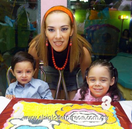 18112006 
Frida y Diego Orona Rodríguez fueron festejados por su mamá Claudia Orona Rodríguez