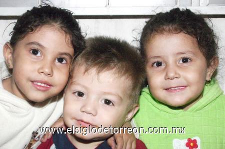 18112006 
 Iris, Delaila y Gerardito Chavira Medrano