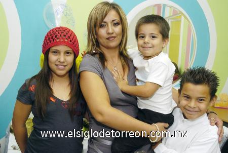 18112006 
 Karla  Muñoz con  sus hijos Ana, Benjamín y Josafath