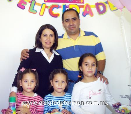18112006 
 María Alicia, María Isabel y María José Ojeda González fueron festejadas por sus papás Marco Antonio y Rosa Alicia Ojeda