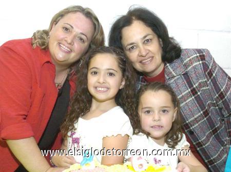 27112006
Anavi y Anilú Aguilar Vázquez acompañadas por su mamá, Ana María Vázquez de Aguilar y su abuelita, Delia Corral de Aguilar.