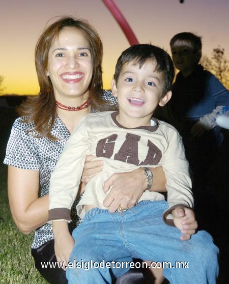 27112006
Santiago López Meléndez fue festejado por sus padres, Jorge López Willy y Nelly Meléndez de López, al cumplir cinco años de edad.