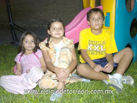 28112006
Soraya Marcos Siwady Espinoza festejó su octavo cumpleaños, acompañada de sus hermanos Carlos y Salma.