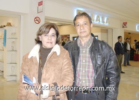 28112006
Arturo Huerta viajó a México y lo despidió María de los Ángeles de Huerta.