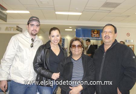 28112006
Mónica Maqueda, Miguel C., Martha y Carlos Maqueda viajaron a Cancún.