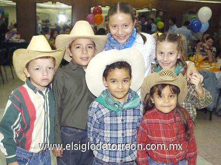 29112006
Hasta los niños fueron vestidos de vaqueros, ellos son Sebastián, Juan, Alex, Italia, Frida Sofía y Pamela.