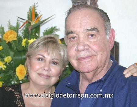 29112006
Rosaura Rivera de Estrella y Sergio Estrella Ochoa festejaron el aniversario de su matrimonio.