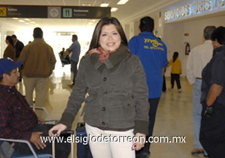 29112006
Adriana Castillo llegó procedente del Distrito Federal.