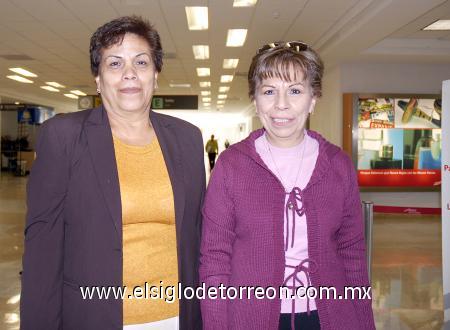 25112006 
 Gloria y María de la Luz Castañeda Lugo viajaron a París
