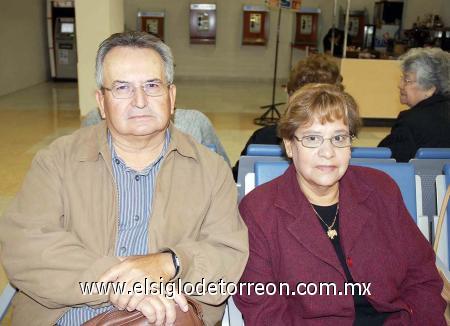 25112006 
 Jesús y Rosa Carmen Villasana viajaron con destino a Miami