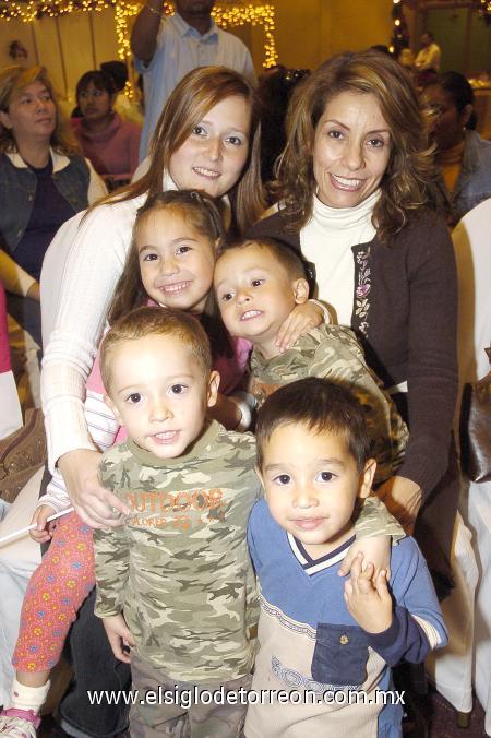 30112006
Claudia de Cuerda, Luis Jorge y Santiago Cuerda, Rocío de Cuerda, Jimena y Carlos Braña