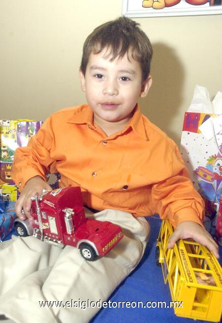 30112006
José Gerardo García Piña recibió muchos regalos, en la fiesta que le ofrecieron por su tercer cumpleaños.