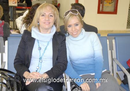 30112006
Cecilia Dennie viajó a China, la despidio Alina Amezcua