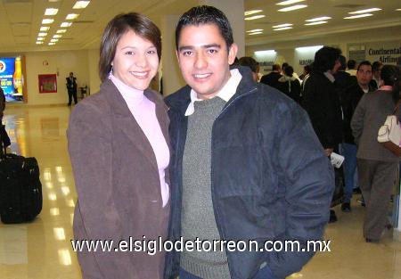30112006
Ramón Sotomayor viajó a Japón, lo despidio su esposa Mildred de Sotomayor