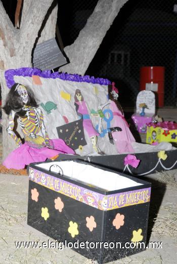 La exhibición se montó en las instalaciones de este centro educativo, que estuvieron decoradas como un panteón.