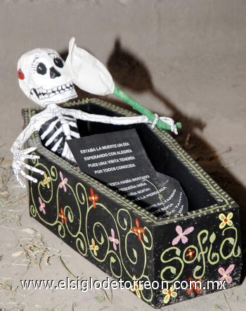 Vistosa exposición de tumbas, fósiles, flechas y comida tradicional del Día de Muertos es la que hicieron los alumnos del Instituto Cambridge, quienes compartieron una velada en compañía de sus papás y maestros dedicada a los Irritilas, los primeros pobladores de esta región.