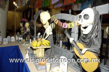 Sea cual sea el tamaño de altar, nunca se debe olvidar colocar los objetos más elementales tales como: una vela o veladora, agua, copal o incienso, flores y ofrendas especiales como comida, fruta, dulces, postres y hasta un 'tequilita'.