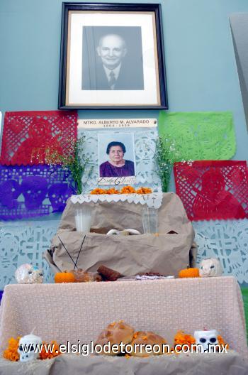 Cada uno de los altares llevó su sello particular adornados con colorido papel picado, velas y flores. Inclusive, en algunos casos realizaron concursos.