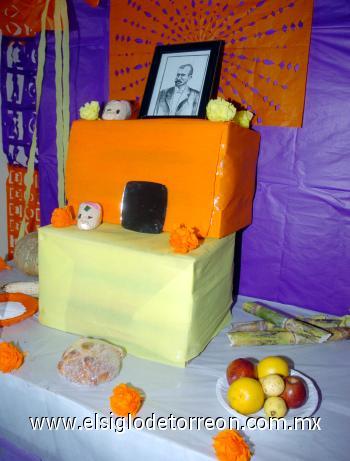 Personalidades que son historia, como el Papa Juan Pablo II, Frida Kahlo, Cantinflas, entre otros, fueron recordados.

Aquí el altar montado en la Casa del Cerro.